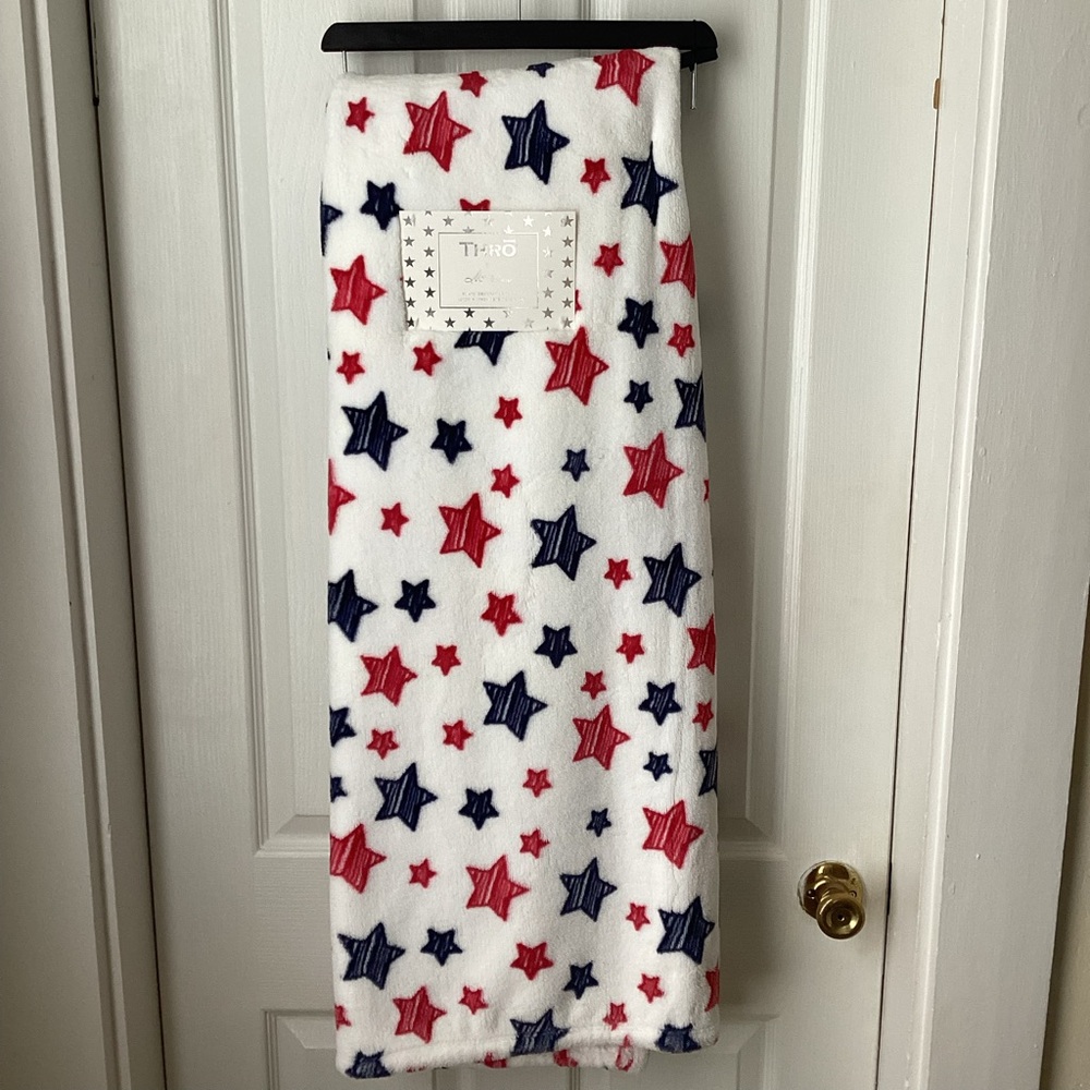 MARLO LORENZ: 4th of July patriotic stars throw blanket 50“ x 70“